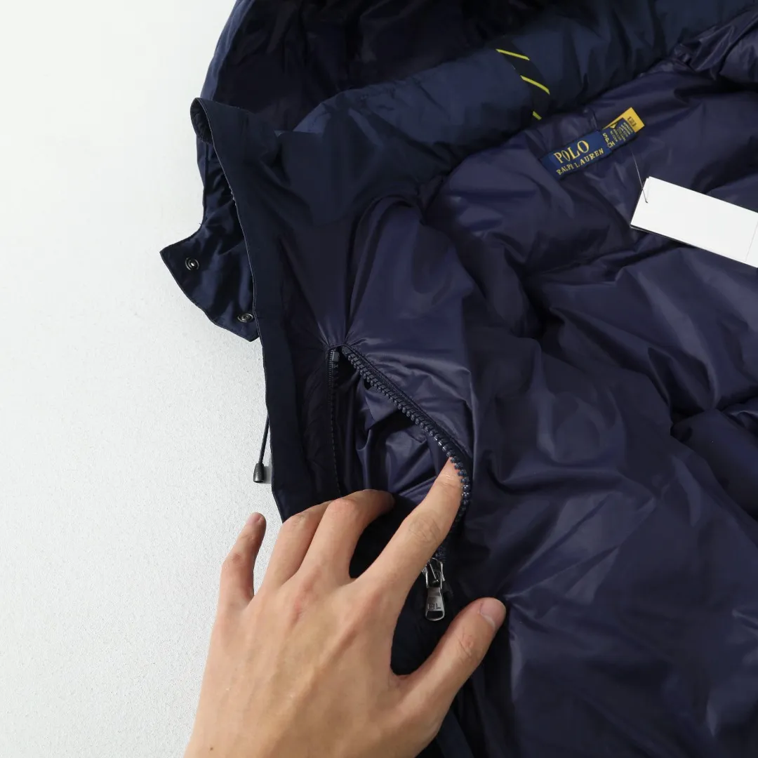 P660 #R54 Ralph Lauren/Ralph Lauren hooded down jacket (top quality, feel free to compare), using imported Barudan embroidery machine, carefully crafted with thousands of needles electric embroidery technology. Imported No. 7 needles and special embroidery thread ensure that every letter of the polo logo is full, three-dimensional and clear, creating the "most expensive embroidery logo" that can be called a work of art. Top-notch velvet core, luxurious warmth. Filled with national standard 80% high-quality white duck down, bringing excellent thermal insulation performance. At the same time, it is lightweight and can quickly regain its fluffiness after compression, bringing you a warm embrace without burden and resisting the harsh winter. Technical fabrics, no fear of wind and snow •Long-lasting fluffy and shape-retaining: High-quality filling ensures that the down jacket is not easy to stiffen and keeps you warm for a long time. •Strict anti-velvet technology: Using 400T gall fabric with pinhole retraction technology, it fundamentally eliminates the phenomenon of velvet leakage and makes wearing more secure. •All-round protective experience: Windproof and waterproof matte fabric, combined with an adjustable hem with a built-in drawstring buckle, can effectively lock in temperature and cold, and cope with changeable weather. Perfect details, creating a classic •Original electroplated YK zipper, smooth and durable, with brand texture highlighted in every detail. •Detachable hood design, one garment can be worn multiple times to meet different occasions and outfit needs. •Original hangtag and washed label, quality guaranteed. Five colors come together for couples to enjoy together: black is cool, beige is gentle, navy is calm, khaki is retro, and green is fresh. Available in five colors, the same style for men and women, it can be worn perfectly as a couple's outfit or a personalized item, becoming an indispensable fashion equipment on the streets in winter. Color: black, khaki, navy blue, army green, beige Size: S M L 66 67